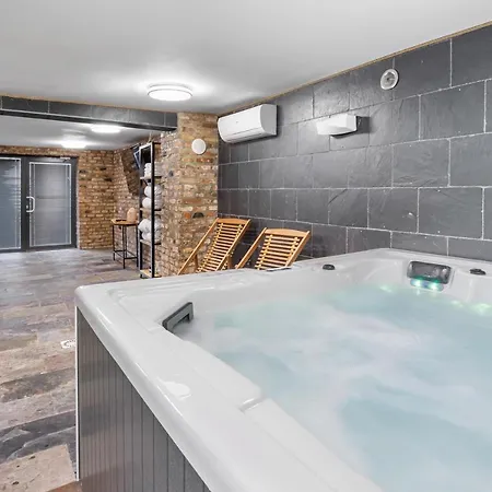 Pod Warszawa & & Grota Solna Villa